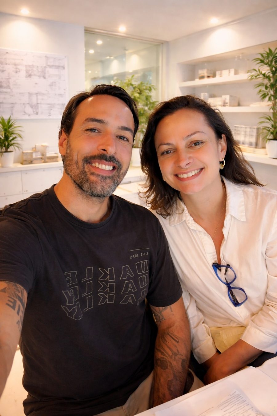 Paula e Edu, fundadores da Casa Caju Marcenaria, marcenaria sob medida em Botafogo, Rio de Janeiro